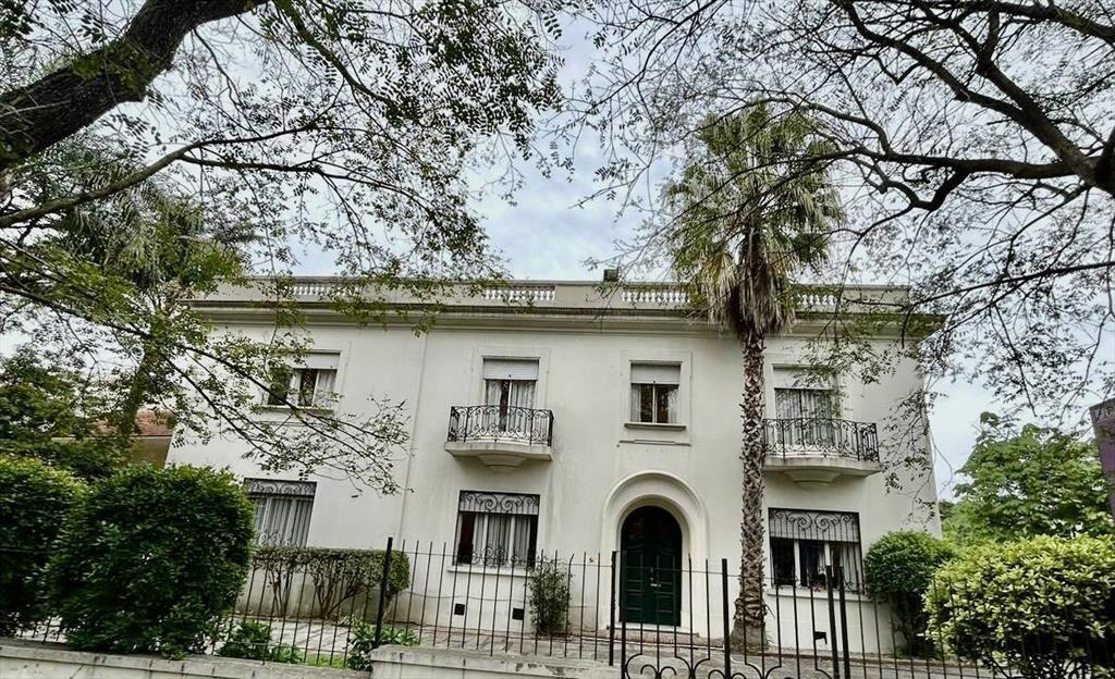 Venta de Gran Casona en Parque Batlle ideal empresa o embaja