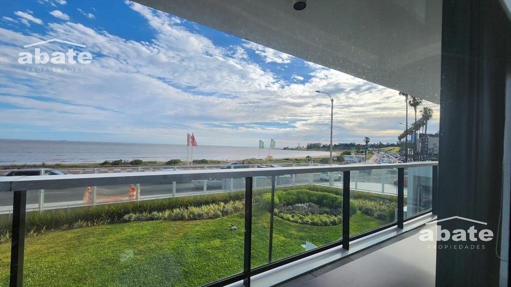 Venta apartamento en Malvín sobre la Rambla, vista al Mar c