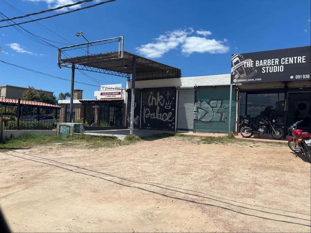 EN IMPECABLE ESTADO SOBRE AV. GIANNATTASIO SUR Local Solyma