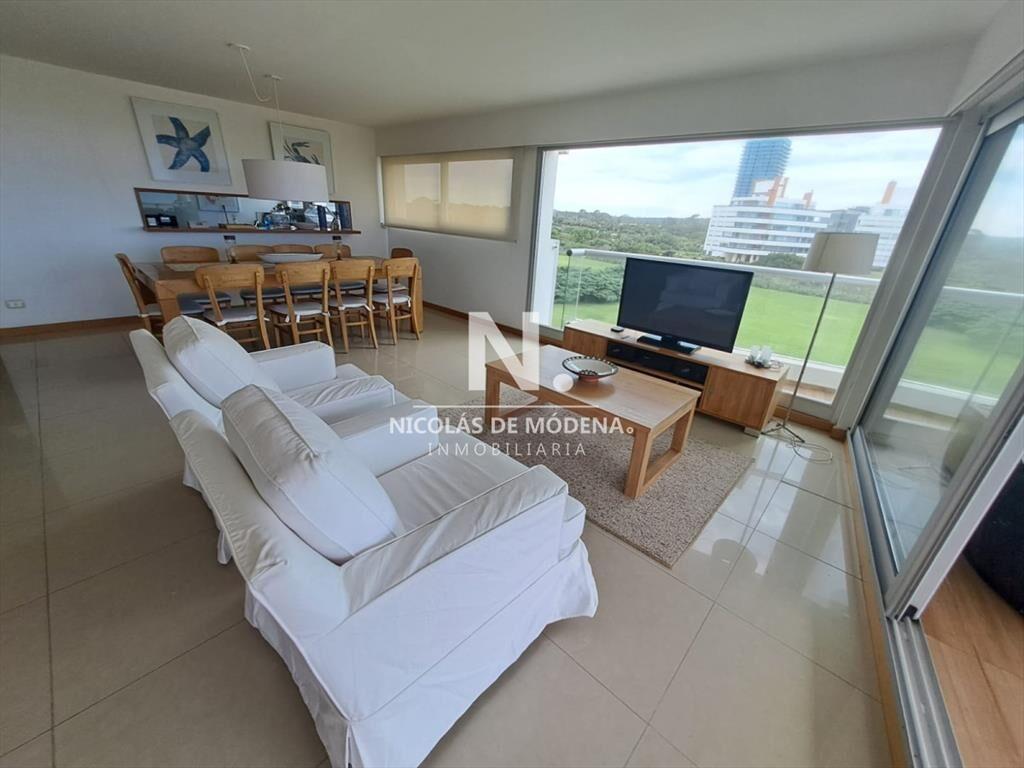 Apartamento en venta de 3 dormitorios y servcio