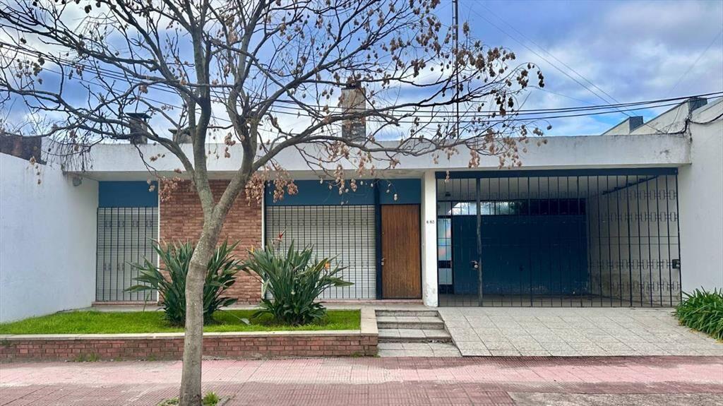 Casa de 3 dormitorios con garaje, patio y fondo.