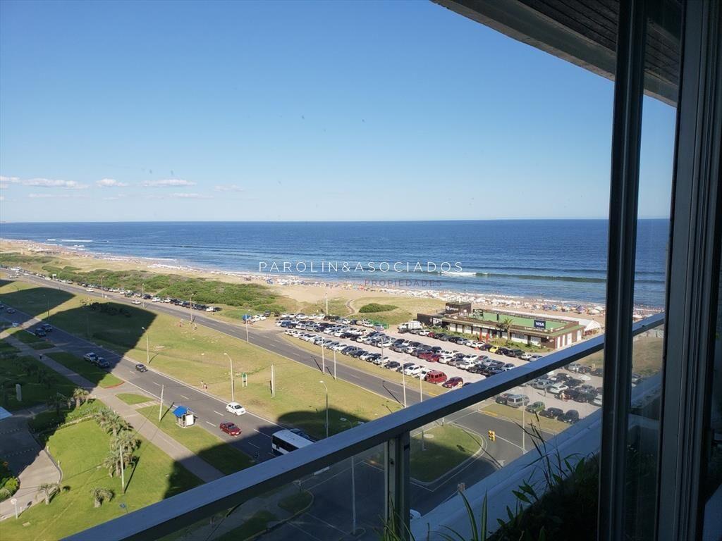 Apartamento de 3 dormitorios en Torre Tiburón, Punta del E