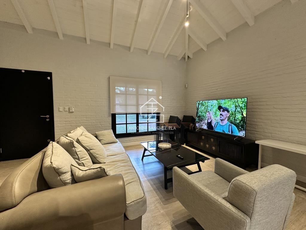 Vende casa de 3 dormitorios con fondo al Club de