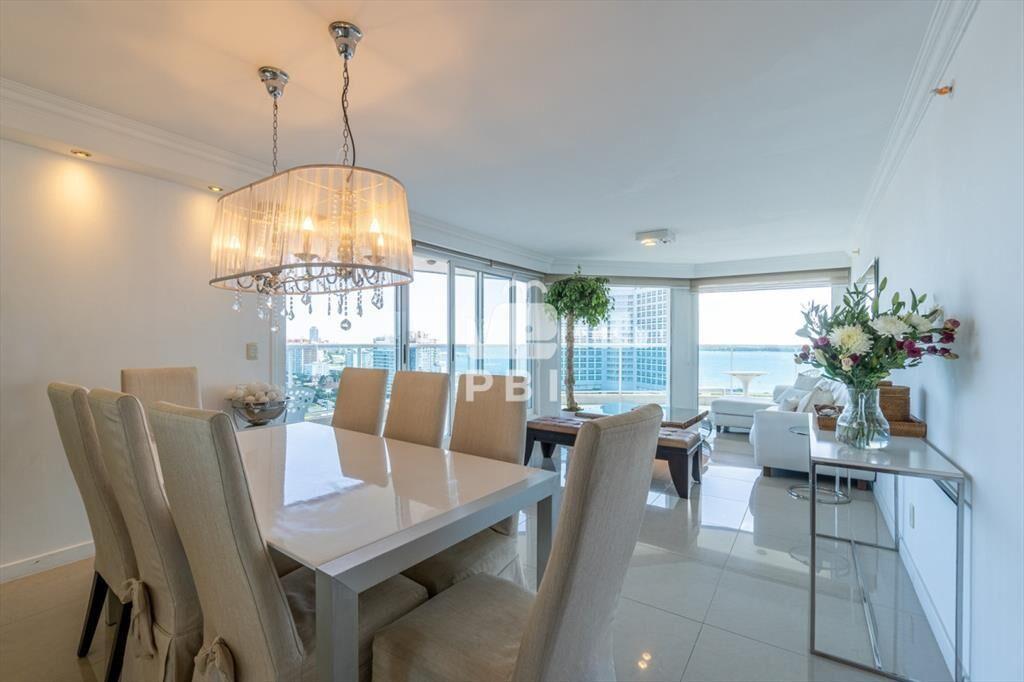 Exclusivo apartamento de 3 dormitorios con en - -