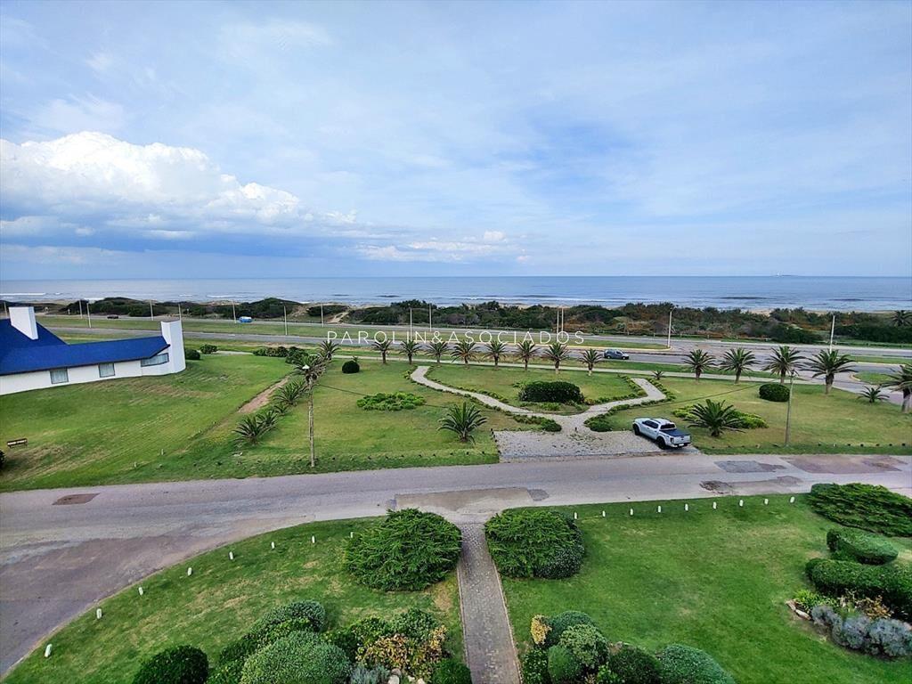 Apartamento en venta en primera fila en Le Sablón, Punta d