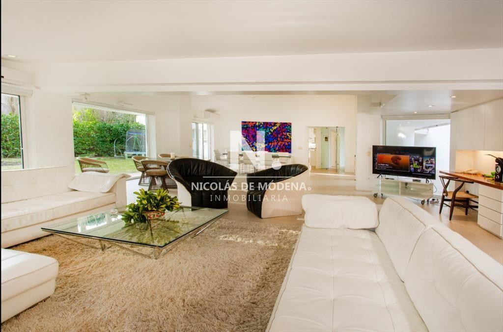 En venta casa en Lugano de 4 dormitorios, con piscina y par