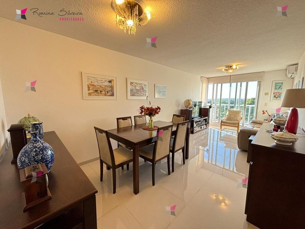 Apartamento de 2 dormitorios en Av. Roosevelt, ,