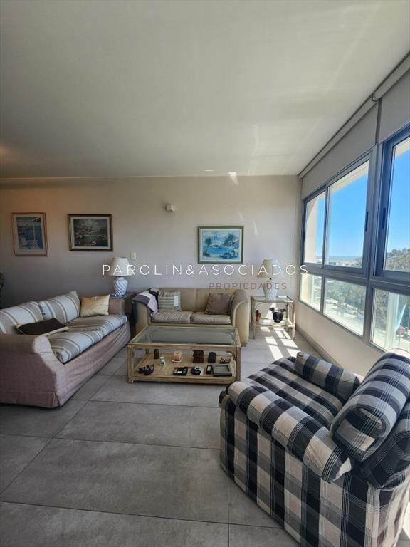 Vende apartamento en Peninsula de 3 dormitorios, a metros d