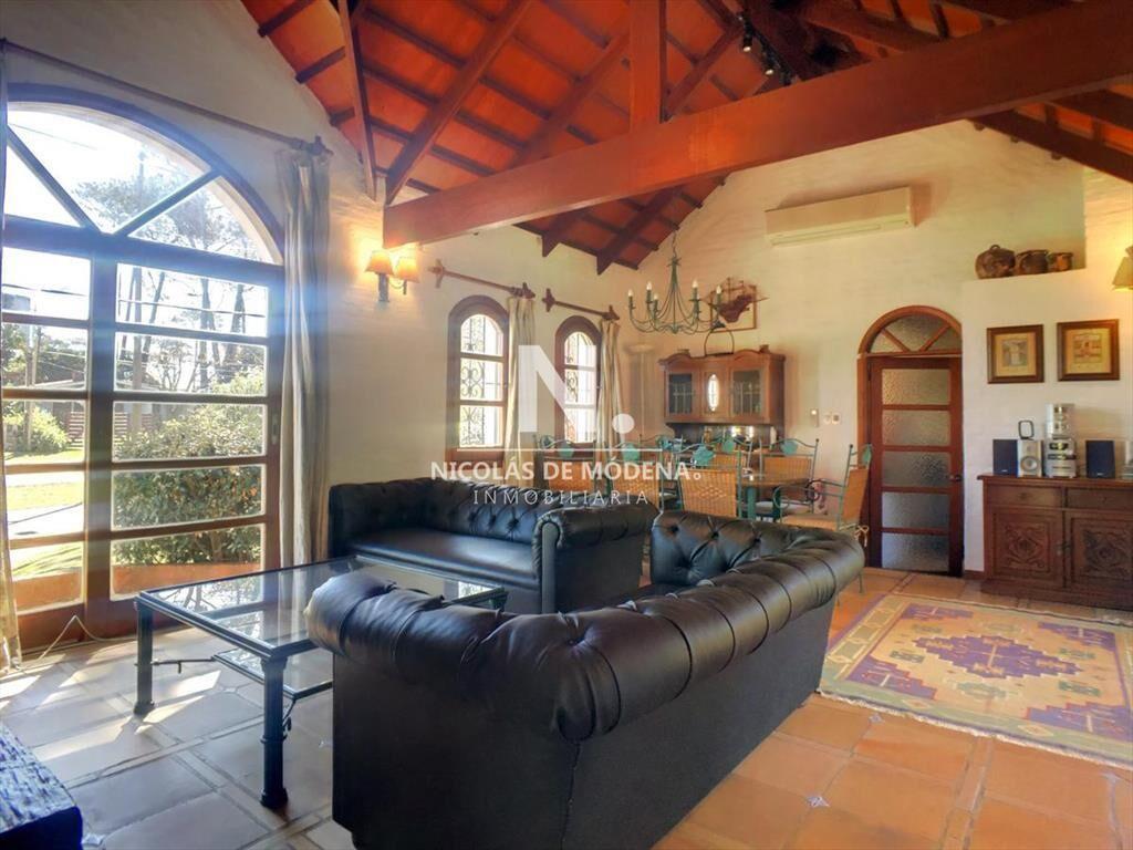 Vende casa de 3 dormitorios en suite con piscina,
