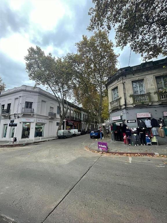 LOCAL COMERCIAL CON FRENTE A 2 CALLES D.ARAMBURÚ Y PORONGOS