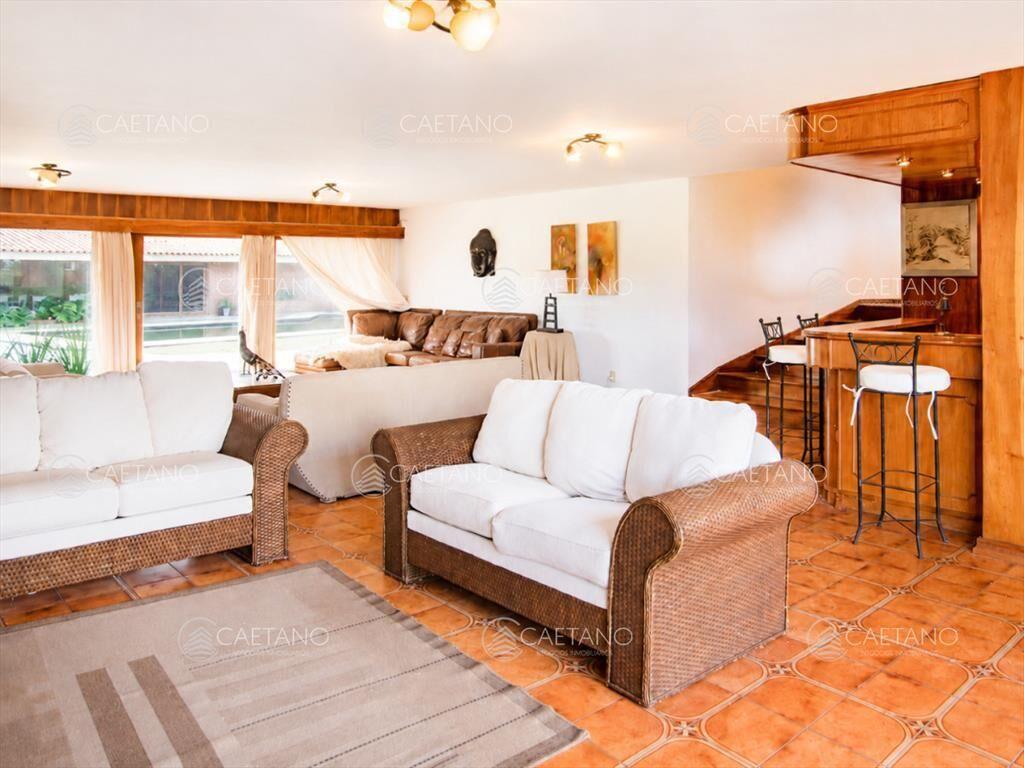 Casa de 4 dormitorios con agradable entorno.