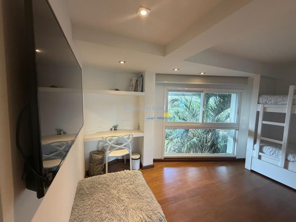 Apartamento de 3 dormitorios en venta en Punta ,