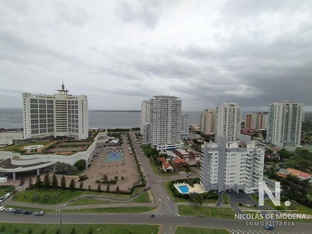 Playa Mansa , deartamento de 2 dormitorios en venta