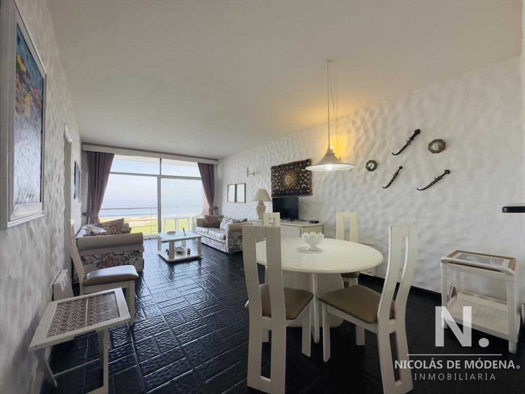 Venta de apartamento primera linea, playa brava.