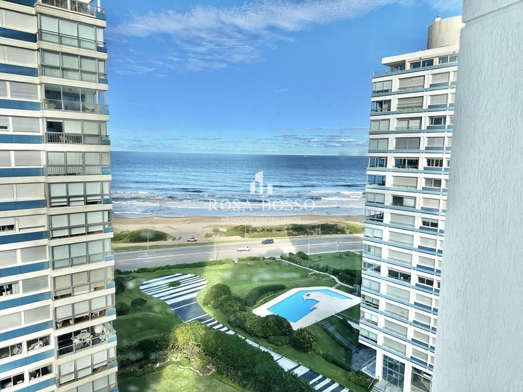 Amplia planta a pasos del mar en Playa Brava