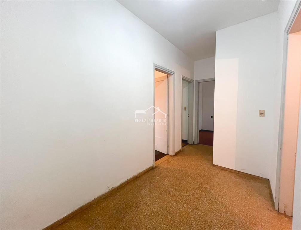 Venta apartamento 3 dormitorios al frente. Tres Cruces