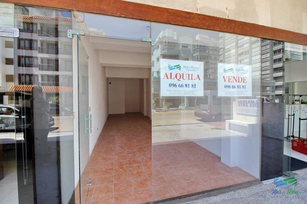 En venta Local a la calle con baño en Peninsula,