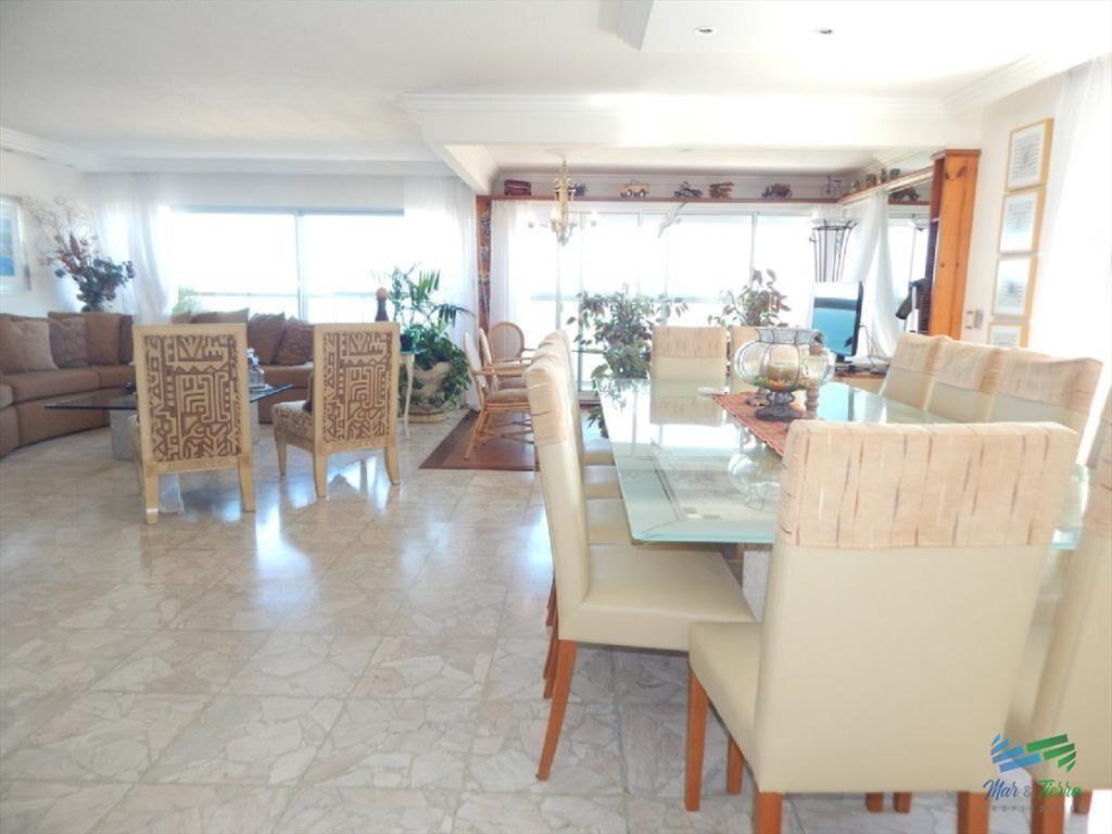 Espectacular planta, reciclada con materiales de