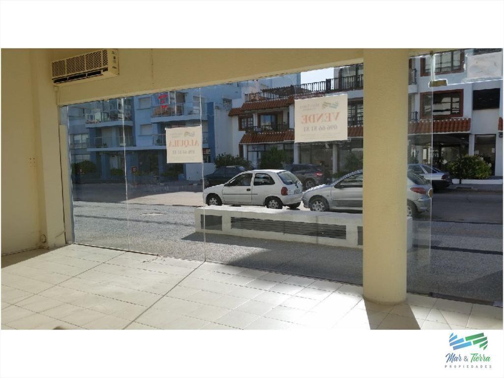 Vendo local a la calle con muy buen frente