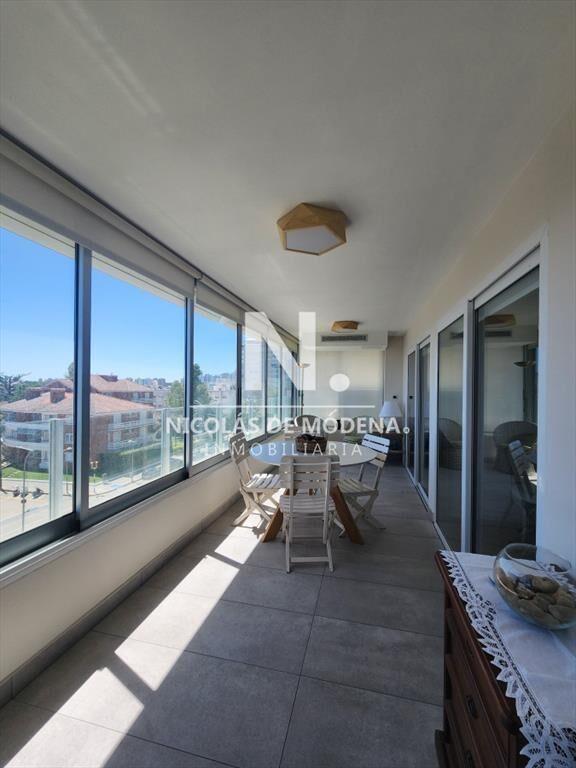 Vende apartamento en Peninsula de 3 dormitorios, a metros d