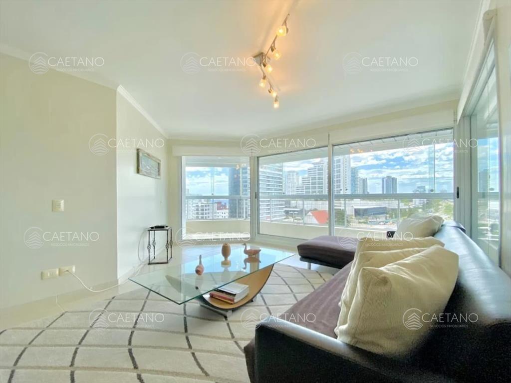 Apartamento en alquiler anual y temporal de tres dormitorio