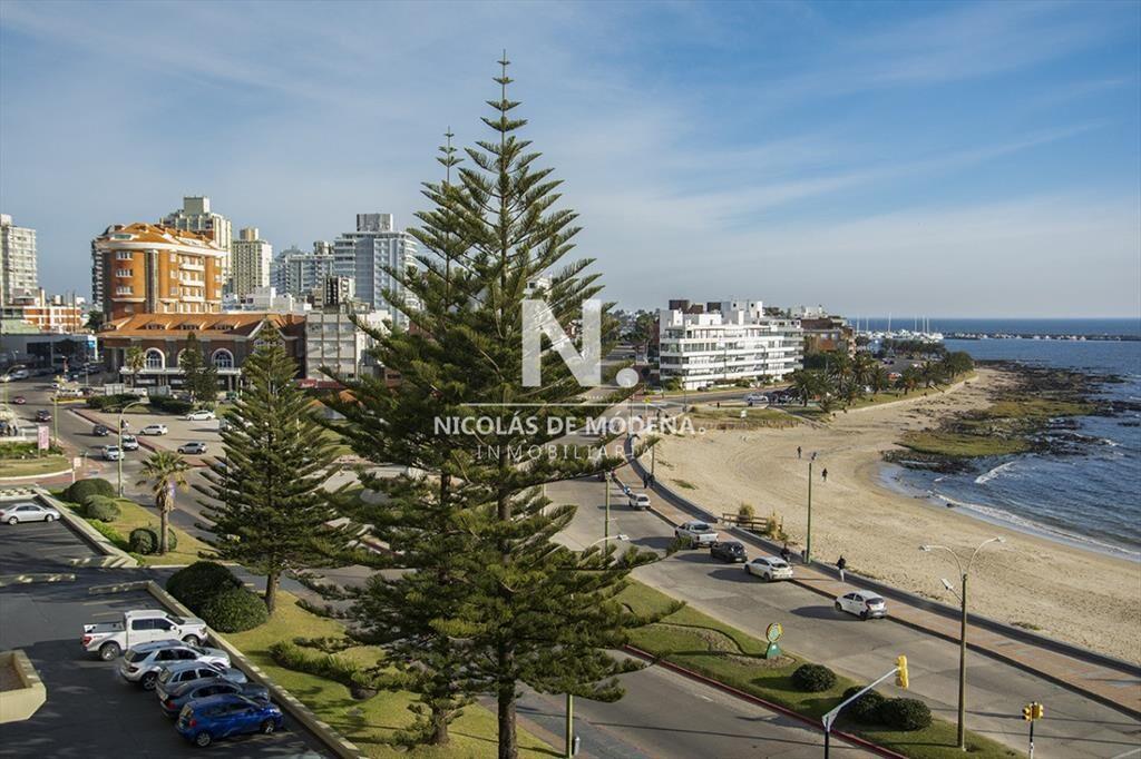 Departamento de 4 dormitorios en torre Malecon Punta del Es