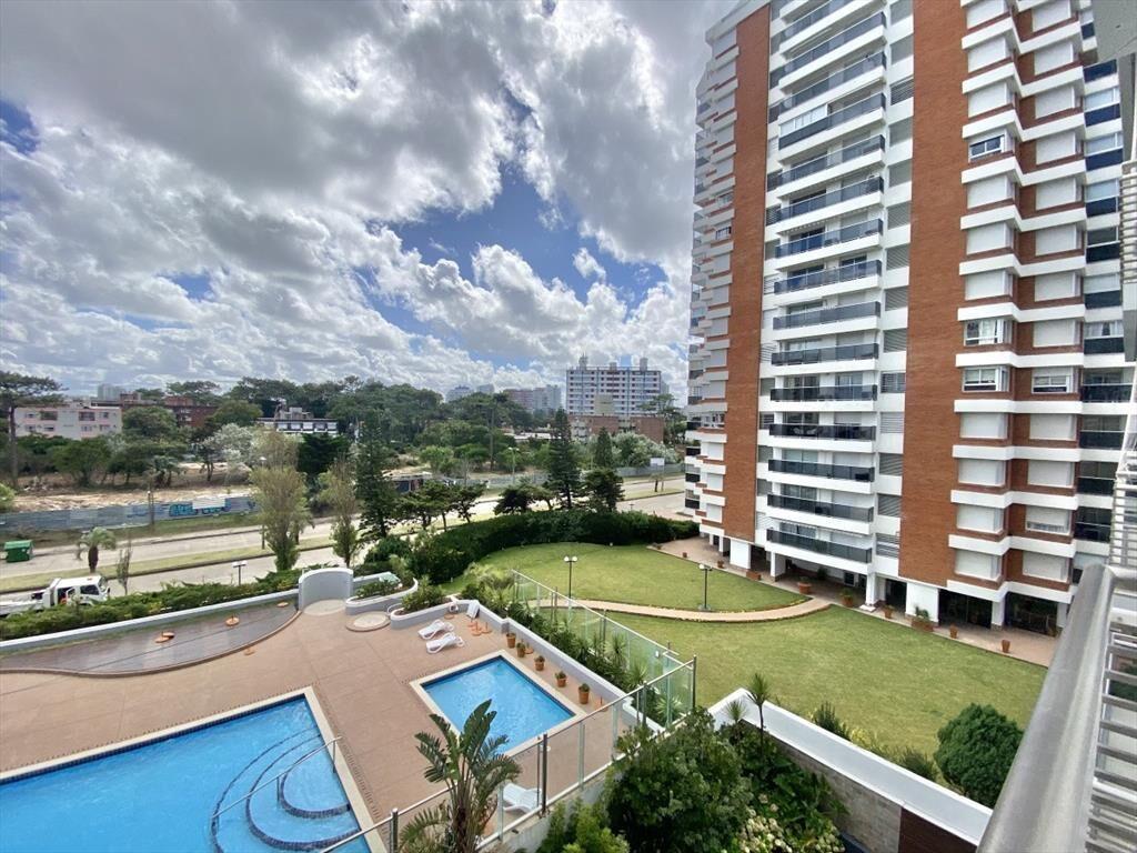 APARTAMENTO DE 2 DORMITORIOS + PARRILLERO EN VENTA - PLAYA