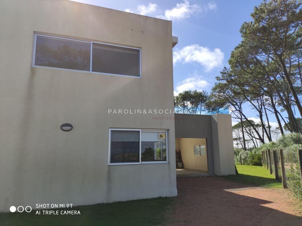 Casa de 3 dormitorios en venta con piscina y vista al mar,
