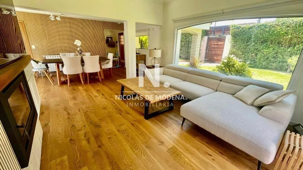 Exclusiva propiedad en VENTA en Carrasco Sur de 5