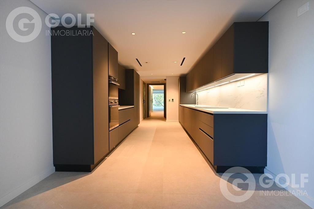 Venta de apartamento 3 dormitorios con servicio y cochera e