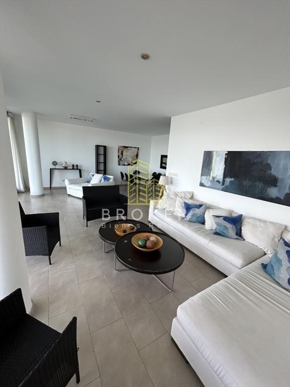 Venta de espectacular apartamento de 3 dorm. en .