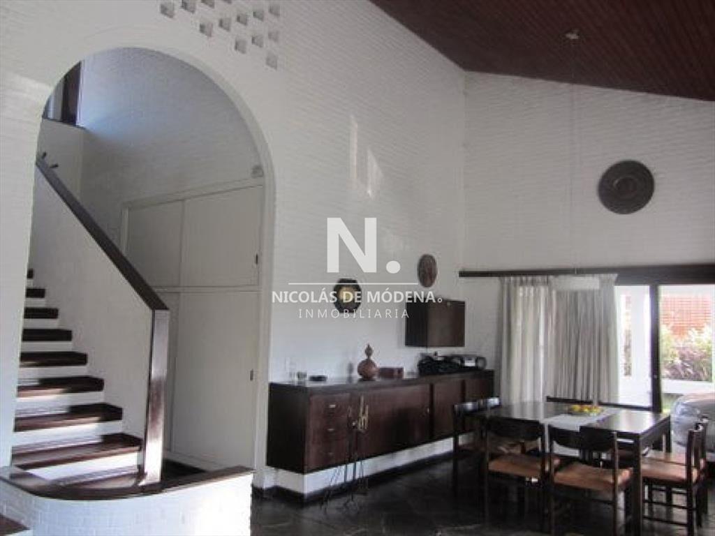 Casa ubicada en zona residencial.