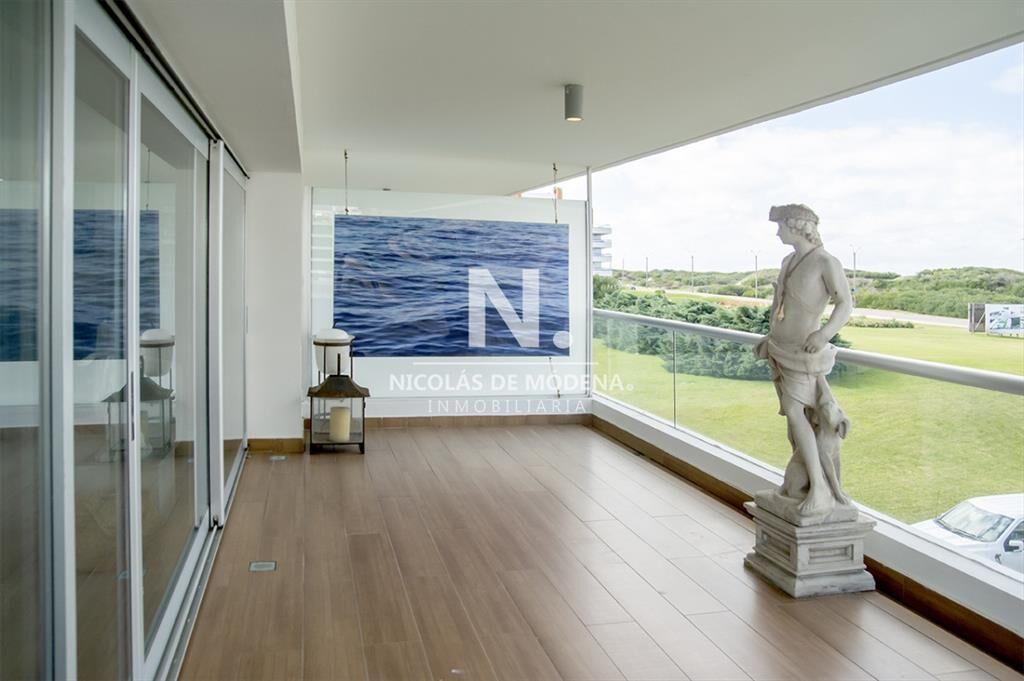 Vende espectacular apartamento en Brava de 3 dormitorios.