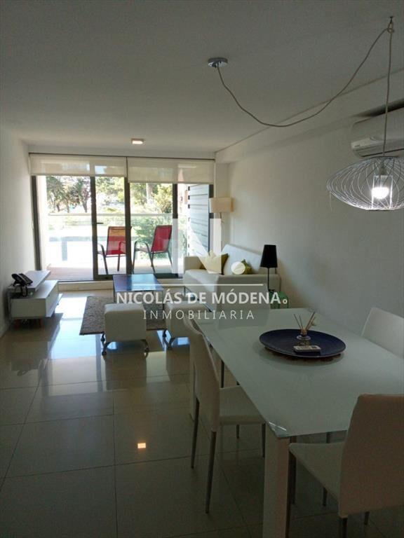 Apto 2 dorm, central, 2 baños y balcón piso