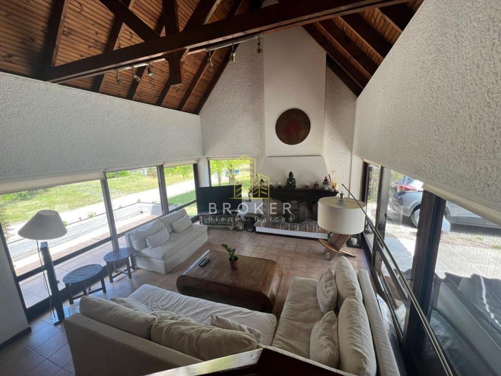 Amplia casa con piscina y hermoso jardÃ­n en