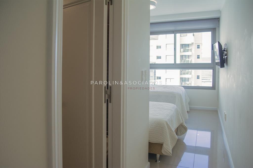 Apartamento de 2 dormitorios en edificio Punta