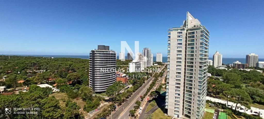 Vende apartamento de 3 dormitorios en Brava Punta