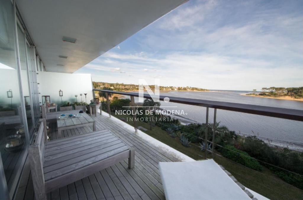 Vende Exclusivo apartamento de 4 dormitorios al a