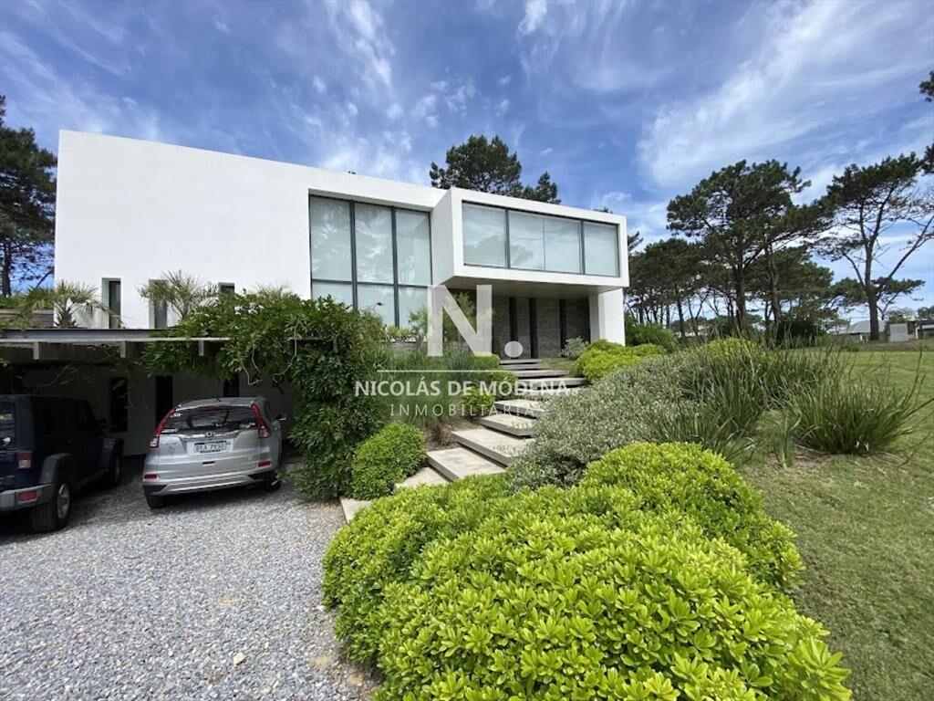 Vende casa en Pinar del Faro de 3 dormitorios.