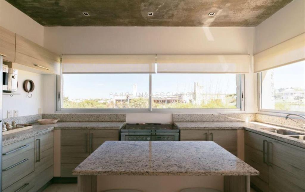 Casa en Venta de 4 Dormitorios en Village del
