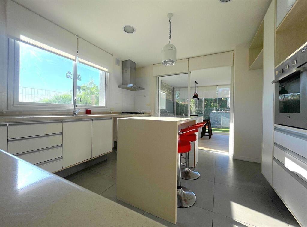 Venta casa minimalista 5 dormitorios, piscina | San Nicolás