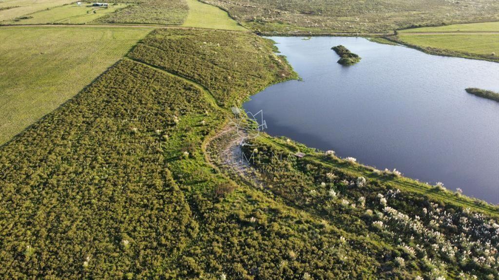 Chacra con frente a laguna.