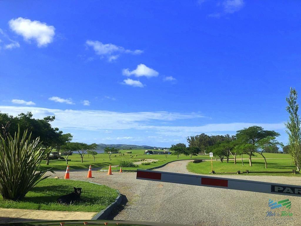 Venta de gran terreno en barrio privado con costa