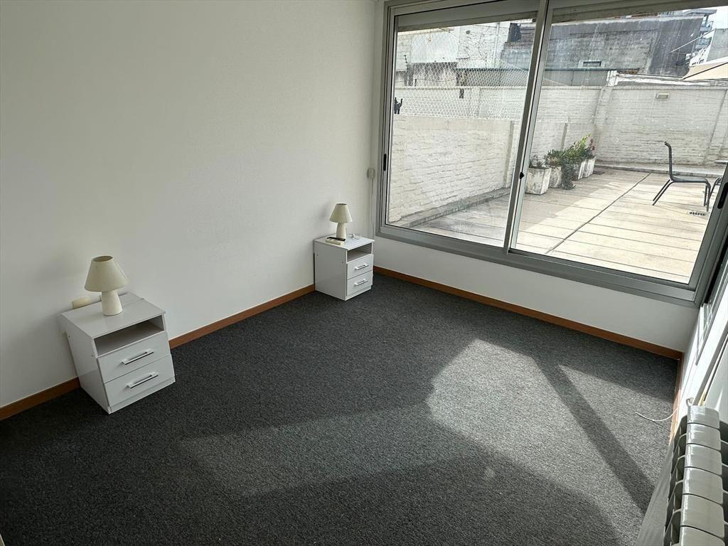 Alquiler | 1 Dorm sobre Rambla, Patio y Garage
