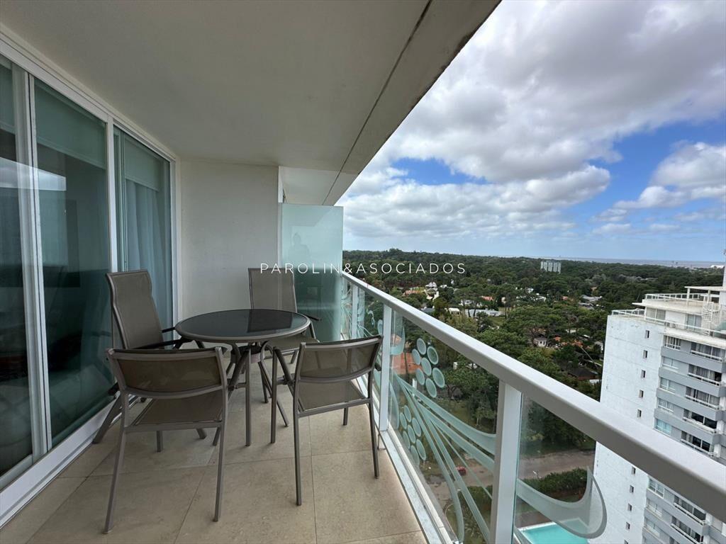 Apartamento de 1 dormitorio y medio en torre Yoo,