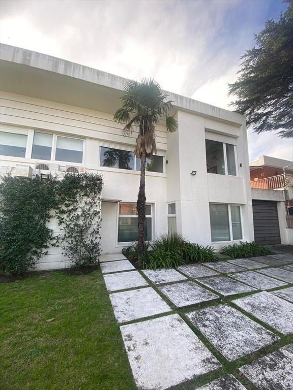 Casa en Carrasco 3 dormitorios y 3 oficinas. Para familia n
