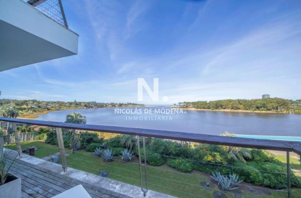 Vende Exclusivo apartamento de 4 dormitorios al a