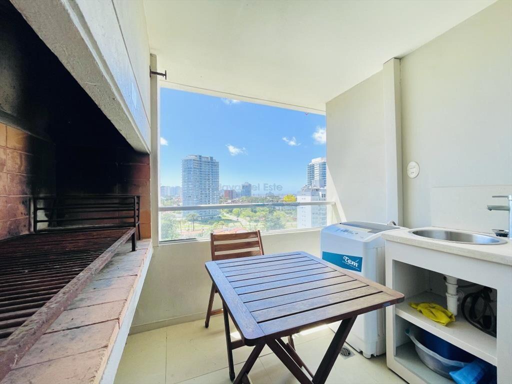 Apartamento de 2 Dormitorios, Vista al Mar y Parrillero en