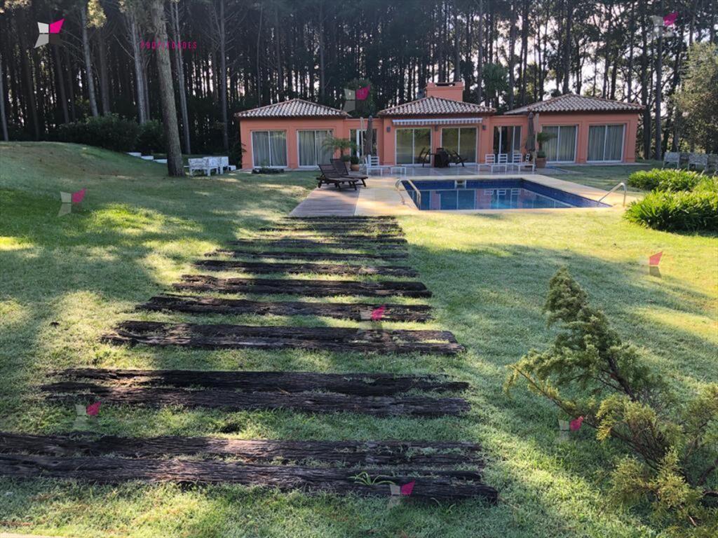 VENTA DE CASA DE 4 DORMITORIOS EN PUNTA BALLENA LAPATAIA PU