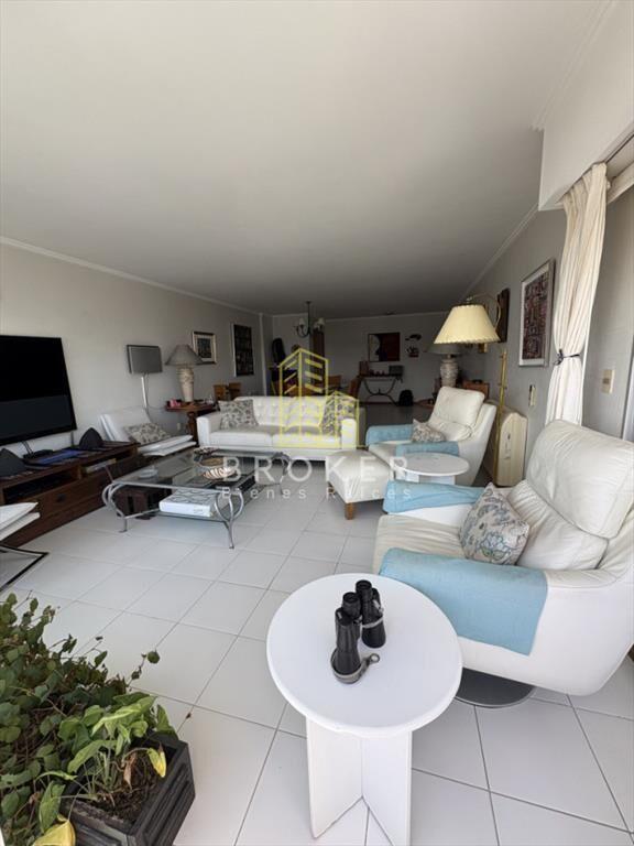 Venta de departamento de 3 dormitorios + servicio